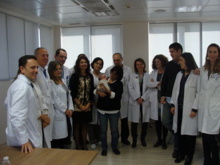 La consejera de salud, María Jesús Montero (quinta por la izquierda) junto a Amanda Martínez con su hijo en brazos. Fuente: Hospital Virgen de las Nieves.