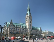 Edificio del Ayuntamiento de Hamburgo, una de las ciudades que atrapa a los turistas internacionales que visitan Alemania. Imagen: Daniel Schwen en Wikimedia Commons.