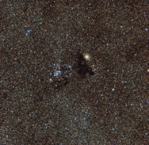 El brillante cúmulo estelar NGC 6520 y la nube oscura de extraña forma Barnard 86. Fuente: ESO.