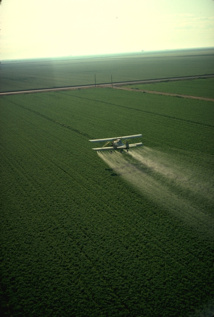 Avioneta vertiendo plaguicidas en cultivos. Imagen: Charles O'Rear. Fuente: Wikimedia Commons.