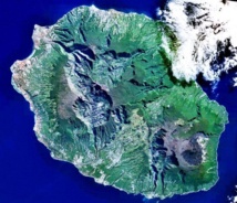 Vista de satélite de la isla Reunión. Fuente: Wikimedia Commons.