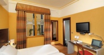 Habitación del Best Western City Hotel Génova, en Italia, que además de Wi-Fi gratuito y televisor LCD dispone de otros accesorios tecnológicos. Imagen: bwcityhotel-ge.it