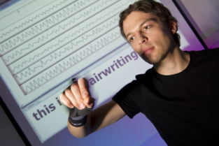 La computadora reconoce los gestos hechos con la mano. Imagen: Volker Steger. Fuente: KIT.