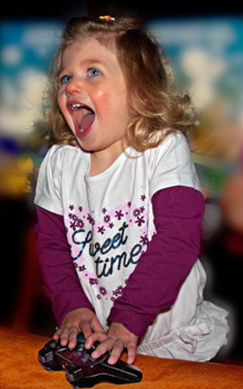 La hija de la investigadora Simone Gori disfruta con un videojuego. Fuente: Current Biology/SINC. La hija de la investigadora Simone Gori disfruta con un videojuego. Fuente: Current Biology/SINC.