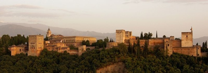 La Alhambra vista desde el mirador de San Nicolás. La Alhambra constituye el monumento más visitado de España. Imagen: Jebulon. Fuente: Wikimedia Commons.
