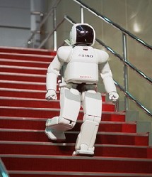 Robot Asimo, de Honda, bajando unas escaleras