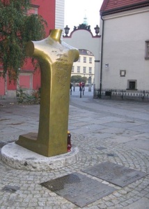 Monumento a Bonhoeffer en Wrocław (Breslau). Fuente: Wikimedia Commons.