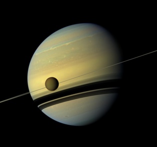 Titán, con Saturno al fondo. Fuente: NASA/JPL-Caltech/Space Science Institute.