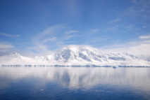 La Antártida crece como destino turístico, pero las regulaciones ambientales y las normas de seguridad brillan por su ausencia. Imagen: cloudzilla en Wikimedia Commons.