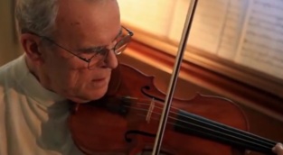 El investigador Joseph Nagyvary, tocando un violín. Fuente: Universidad de Texas A&M.