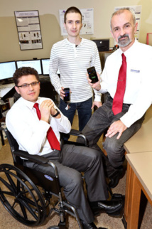 Los investigadores de la Universidad de Alabama, con una silla de ruedas, cuyos movimientos se pueden monitorizar con la tecnología desarrollada por ellos. Fuente: UAHuntsville.