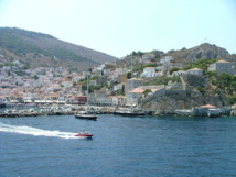 Puerto de Hidra, isla del golfo Sarónico (mar Egeo), perteneciente a Grecia. Imagen: Dorieo. Fuente: Wikimedia Commons.