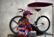 Una mujer usando uno de los novedosos cascos. Fuente: Closca/AlphaGalileo. Una mujer usando uno de los novedosos cascos. Fuente: Closca/AlphaGalileo.