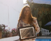 La Doctora Jessica Cabrera, con su premio. Foto: T21 La Doctora Jessica Cabrera, con su premio. Foto: T21