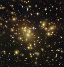 Efecto de las lentes gravitacionales fuertes en Abell 1689 que indica la presencia de materia oscura.  Fuente: NASA/ESA.