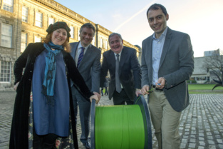 De izquierda a derecha, Linda Doyle, Patrick Prendergast (presidente del Trinity College), Pat Rabbitte (ministro de Comunicaciones de Irlanda, y Marco Ruffini. Fuente: mruffini.wordpress.com.
