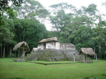 Templo en Ceibal. Imagen: Sébastian Homberger. Fuente: Wikimedia Commons.