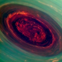 Primer plano del huracán en el polo norte de Saturno. Fuente: ESA.