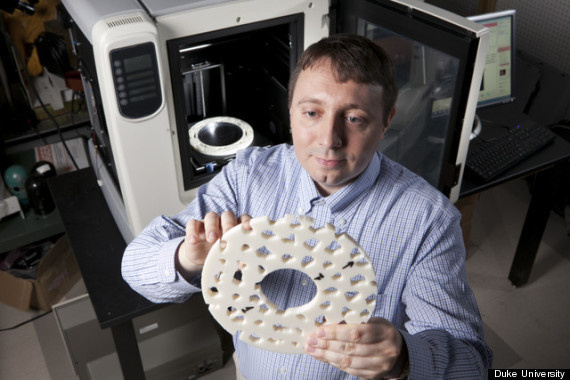 Yaroslav Urzhumov con el dispositivo de invisibilidad fabricado con una impresora 3D. Fuente: Universidad de Duke.