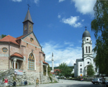Iglesia católica, mezquita e iglesia ortodoxa serbia en una localidad de Bosnia:  El pluralismo confesional está en alza en un mundo globalizado, con un alto nivel de migraciones.  Imagen: Mazbln. Fuente: Wikimedia Commons.