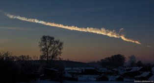 Rastro dejado por el meteorito caído en los Urales en febrero. Imagen: Alex Alishevskikh. Fuente: Flickr.