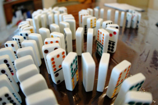 El movimiento de las fichas del dominó está dominado por las leyes físicas. ¿También la libertad? Foto: Enoch Lai.