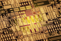 Cuanta más alta es la frecuencia, más pequeño es el chip. The high frequency chip only measures 4 x 1.5 mm², as the size of electronic devices scales with frequency / wavelength. Imagen: Sandra Iselin. Fuente: Fraunhofer IAF.