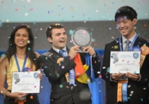 Los tres jóvenes premiados. Fuente: Intel.