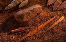 Puntas bifaciales de la Edad de Piedra Media con grabados ocres y herramientas de hueso de hace entre 75.000 y 80.000. Restos hallados en la cueva de Blombos (Sudáfrica). Imagen: Chris Henshilwood. Fuente: Wikimedia Commons.