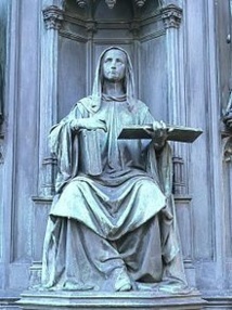 Alegoría de la teología (detalle de la cara sur del pedestal de la estatua de Carlos IV de Luxemburgo; Plaza Křižovnické, en Praga, República Checa). Imagen: Joker Island. Fuente: Wikimedia Commons.