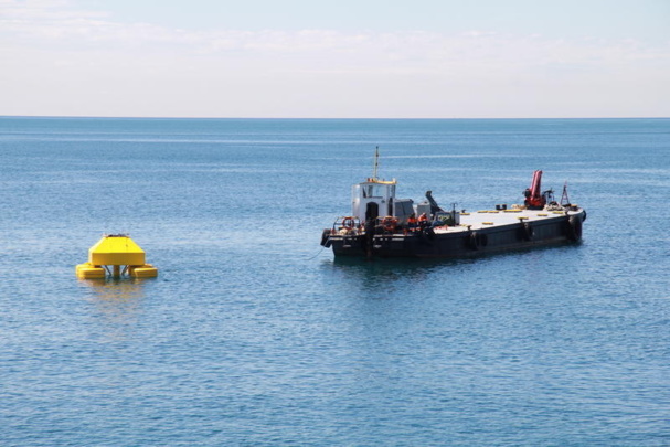 La boya eOLOS con los remolcadores frente a la costa de Badalona. Fuente: UPC. La boya eOLOS con los remolcadores frente a la costa de Badalona. Fuente: UPC.