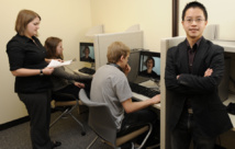 Jason Chan (derecha) y Jessica LaPaglia (izquierda) utilizan vídeos para probar en laboratorio los procesos de rememoración. Imagen: Bob Elbert. Fuente: Iowa State University.
