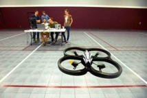 El robot volador, en primer plano. Fuente: Universidad de Minnesota.