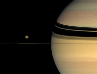 Titán, junto a Saturno. Fuente: CSIC.