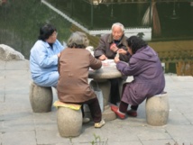 Ancianos chinos jugando a las cartas. Imagen: Soctech. Fuente: Flickr.