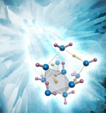 Fragmento de la estructura cristalina del hielo con átomos de oxígeno (azules) y átomos de hidrógeno (en rosa). Los átomos de hidrógeno separados de la molécula de agua son dorados. Imagen: Oak Ridge National Laboratory. Fuente: Carnegie Institution of Science.