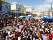 Protestas en la Puerta del Sol de Madrid en mayo de 2011.  Imagen: Kadellar. Fuente: Wikimedia Commons.