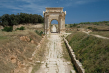 Arco triunfal romano en Leptis Magna. Libia, como todos los países mediterráneos, ha visto el paso de muchas culturas, entre ellas la romana. Imagen:  Luca Galuzzi - www.galuzzi.it. Fuente: Wikimedia Commons.