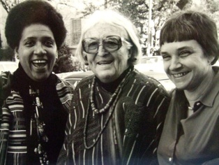 Rich (dcha.), con las escritoras Audre Lorde (izq.) y Meridel Le Sueur (centro) en Austin, Texas, 1980. Imagen:  K. Kendall. Fuente: Wikimedia Commons.
