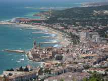 Ciudad de Sitges y sus playas. Cataluña ha sido primer destino receptor, con un 25% del gasto total generado en mayo. Imagen: Werner Lang (Wela49). Fuente: Wikimedia Commons.