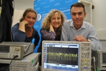 De izquierda a derecha, Cristina Masoller, Maria Carme Torrent y Andrés Aragoneses, del grupo de investigación Dinámica no Lineal, Óptica no Lineal y Láseres (DONLL) del Campus de Terrassa.