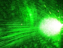 Los científicos provocaron un entrelazamiento cuántico con luz láser, y que proporcionó información sobre iones y fotones individuales. Imagen: Steve Jurvetson. Fuente: Flickr.
