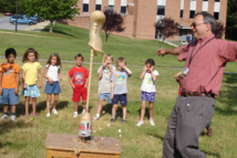 Enseñar lo divertida que es la ciencia puede atraer nuevas vocaciones científicas. Imagen: woodleywonderworks. Fuente: Flickr.