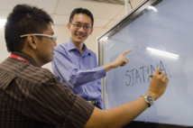 El profesor Andy Khong (derecha), con el estudiante Zaw Lin, probando el prototipo de Statina. Fuente: NTU/AlphaGalileo.