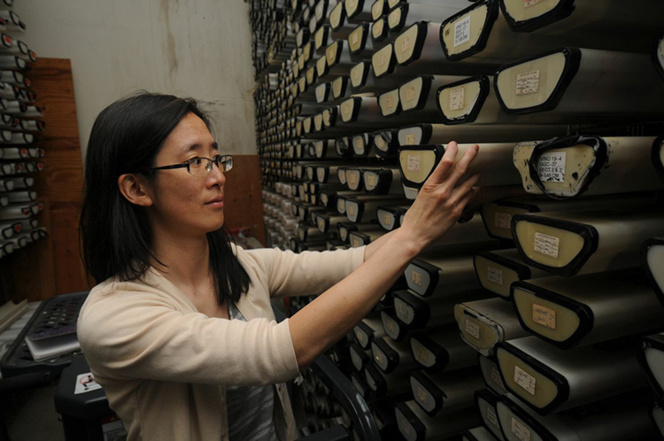 Phoebe Lam junto al repositorio de núcleos de sedimentos del WHOI. Fuente: WHOI.