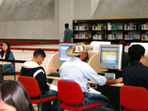 Usuarios de internet en Bogotá (Colombia). Imagen: Jim Sullivan. Fuente: UW.