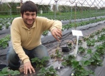 Uno de los investigadores muestra un sensor de WaterBee. Fuente: Youris.com.