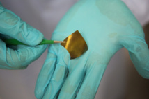 El poliuretano rellenado con nanopartículas de oro pueden conducir la electricidad, incluso tras ser estirado hasta alcanzar el doble de su longitud inicial. Imagen: Joseph Xu. Fuente: Universidad de Michigan.