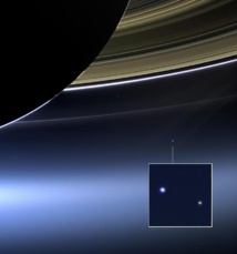 Retrato de la Tierra y de la luna realizado por Cassini. Fuente: NASA.