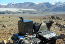 Instrumento SOLID durante la campaña en el Ártico, en la isla canadiense de Axel Heiberg. Imagen: V. Parro. Fuente: CAB.